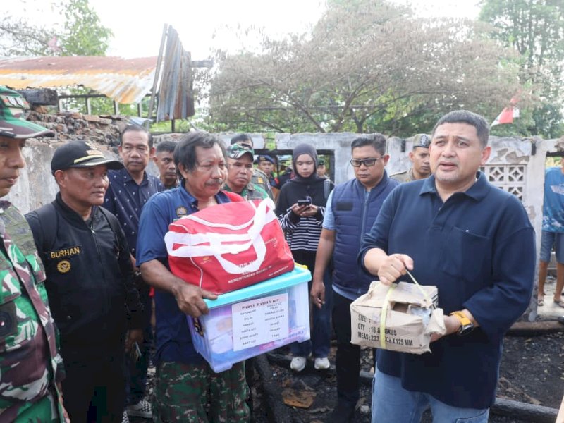Wali Kota Makassar, Munafri Arifuddin, turun langsung ke lokasi kebakaran yang melanda Kecamatan Tallo, Sabtu (22/11/2025). @Jejakfakta/dok. Humas Pemkot Makassar