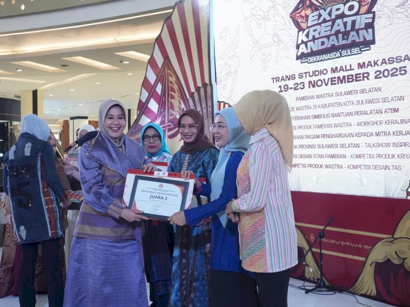 Ketua Dekranasda Kota Makassar, Melinda Aksa, meraih Juara 2 Parade Wastra, yang diberikan langsung Wakil Gubernur Sulawesi Selatan, Fatmawati Rusdi, di Atrium Trans Studio Mall (TSM) Makassar, Minggu (23/11/2025). @Jejakfakta/dok. Humas Pemkot Makassar