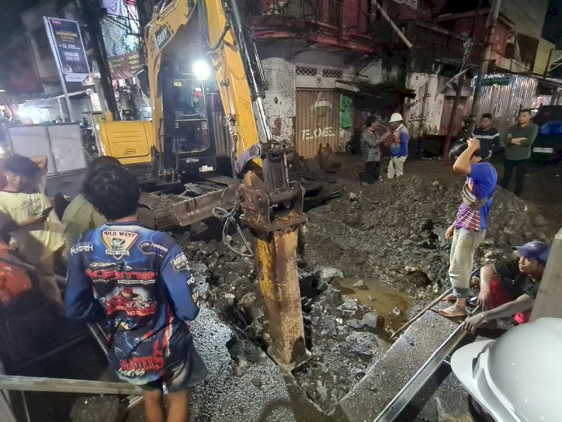 Pekerjaan meliputi koneksi pipa berdiameter 1000 mm ke pipa 450 mm koneksi jaringan pipa distribusi di Jalan Urip Sumoharjo (pertigaan Jalan Pongtiku). @Jejakfakta/dok. Humas PDAM Makassar