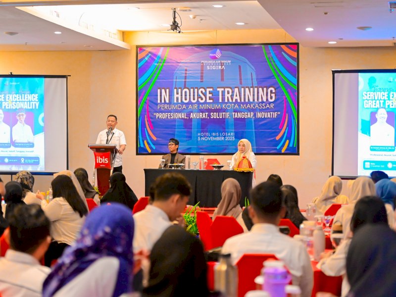 Plt Direktur Utama Perumda Air Minum (PDAM) Kota Makassar, Hamzah Ahmad, membuka kegiatan In House Training Service Excellence & Great Personality di Hotel Ibis Losari, Rabu (5/11/2025). @Jejakfakta/dok. Humas PDAM Makassar