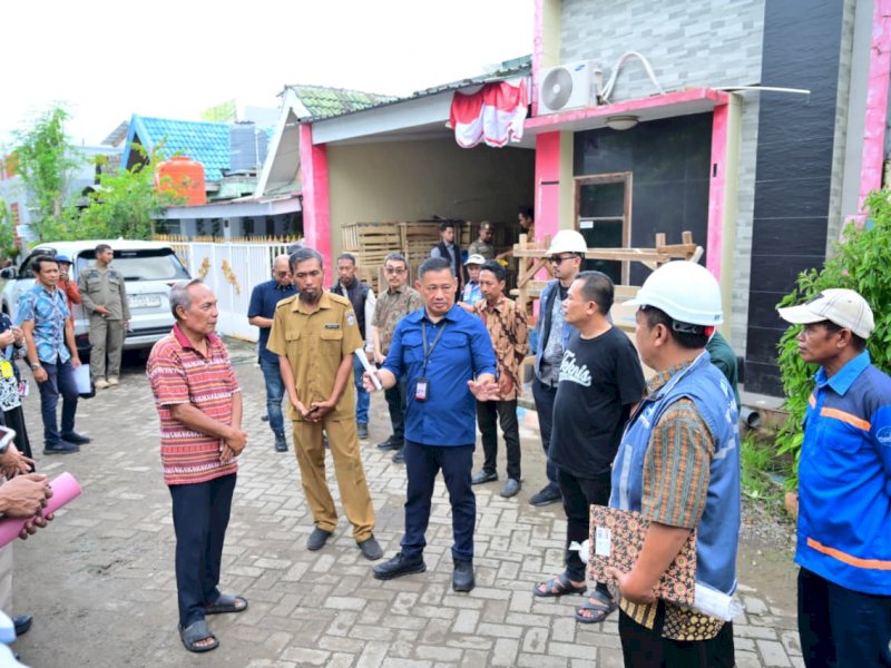 Plt Direktur Utama PDAM Makassar, Hamzah Ahmad, saat menemui warga Perumahan Nusa Tamalanrea Indah (NTI), Selasa (11/11/2025). @Jejakfakta/dok. Humas PDAM Makassar