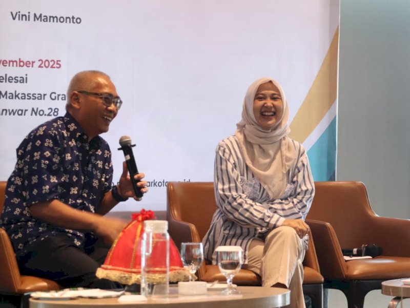 Wicaksono alias Ndoro Kakung, seorang penulis dan praktisi media sosial yang berasal dari Yogyakarta, saat menghadiri kegiatan kehumasan pemerintahan di era media sosial di Novotel Hotel, Selasa (25/11/2025). @Jejakfakta/dok. Humas Pemkot Makassar