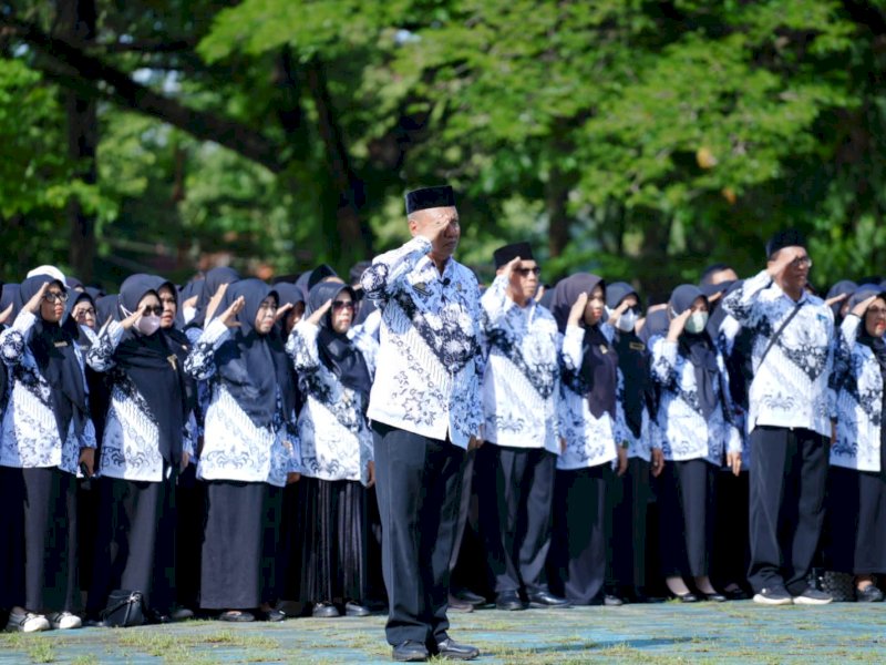 Dalam suasana khidmat, ratusan tenaga pendidik di Kabupaten Pangkep mengikuti Upacara Peringatan Hari Guru Nasional (HGN) ke-80 di Tribun Alun-alun Citra Mas, Selasa (25/11/2025). @jejakfaktacom/Humas Pemda Pangkep