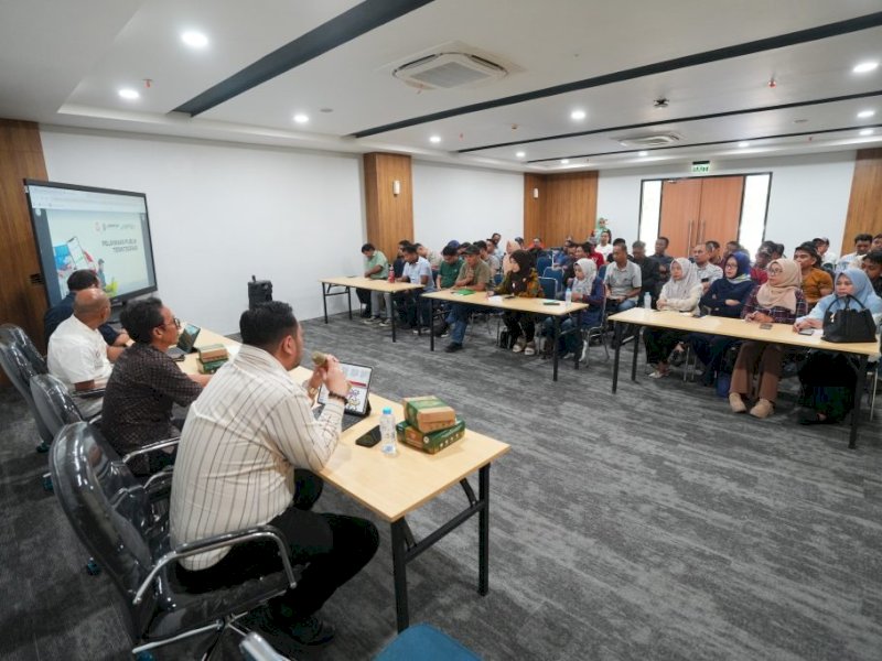 Kepala Bapenda Kota Makassar, Andi Asminullah, memberikan pembekalan kepada seluruh lurah terkait transformasi digital pelayanan publik dalam kegiatan Transformasi Kapasitas Lurah Lingkup Pemerintah Kota Makassar Tahun 2025, Minggu (5/10/2025). @Jejakfakta/dok. Istimewa