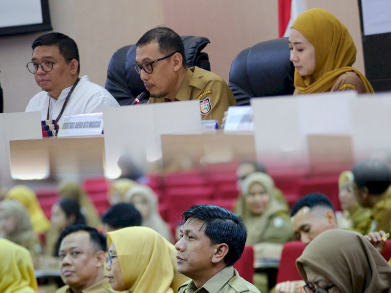 Plt. Sekretaris Bapenda Kota Makassar, Zamhir Islamie Hatta, menghadiri Rapat Koordinasi Pencegahan Korupsi yang fokus pada Pejabat Pembuat Komitmen (PPK) Pengadaan Barang dan Jasa (PBJ) di Ruang Sipakatau, Kantor Wali Kota Makassar, Senin (13/10/2025). @Jejakfakta/dok. Istimewa