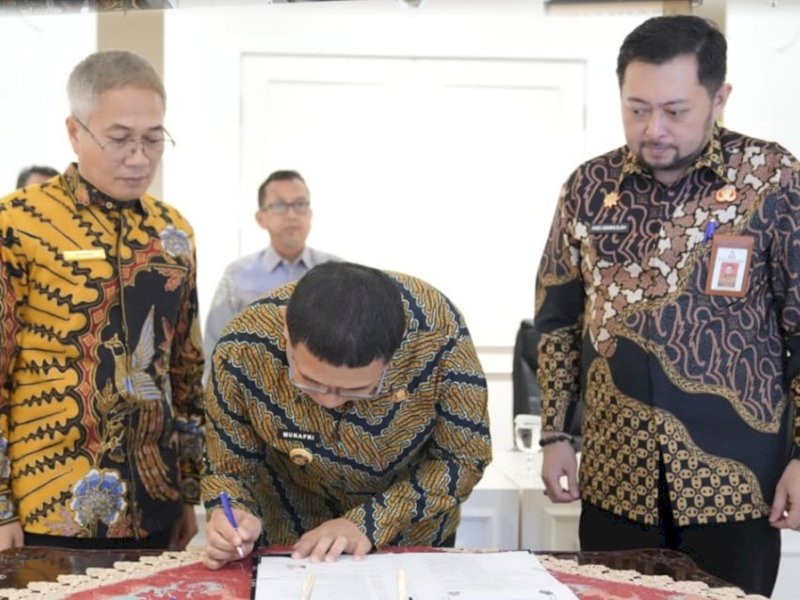 Penandatanganan PKS OP4D Tahap VII dilakukan oleh Wali Kota Makassar, Munafri Arifuddin, di Ruang Rapat Wali Kota, Balai Kota Makassar, Rabu (15/10/2025). @Jejakfakta/dok. Istimewa