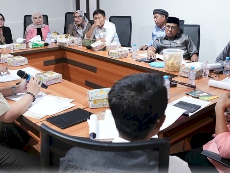 Badan Pendapatan Daerah (Bapenda) Kota Makassar memaparkan capaian kinerja triwulan III Tahun 2025 dalam Rapat Monitoring dan Evaluasi (Monev) bersama Dewan Perwakilan Rakyat Daerah (DPRD) Kota Makassar, Selasa (21/10/2025). @Jejakfakta/dok. Istimewa