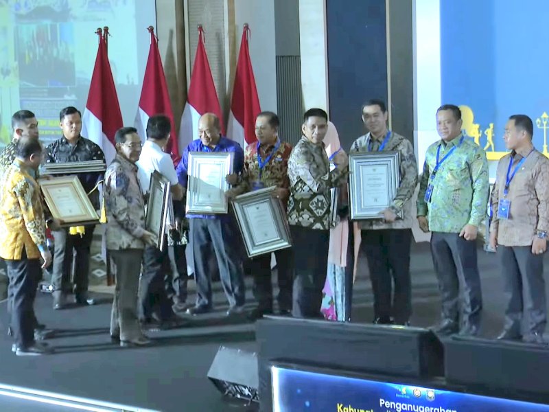 Penghargaan Kabupaten Sehat Swastisaba Tahun 2025 Kategori Wiwerda diterima langsung oleh Bupati Pangkep, di Auditorium Siwabessy, Jakarta Selatan, Jumat (28/11/2025). @jejakfaktacom/Humas Pemda Pangkep