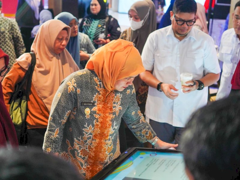 Wakil Wali Kota Makassar, Aliyah Mustika Ilham, saat mengunjungi Pameran Kearsipan &ldquo;Makassar Tempo Doeloe&rdquo;, Kamis (27/11/2025). @Jejakfakta/dok. Humas Pemkot Makassar