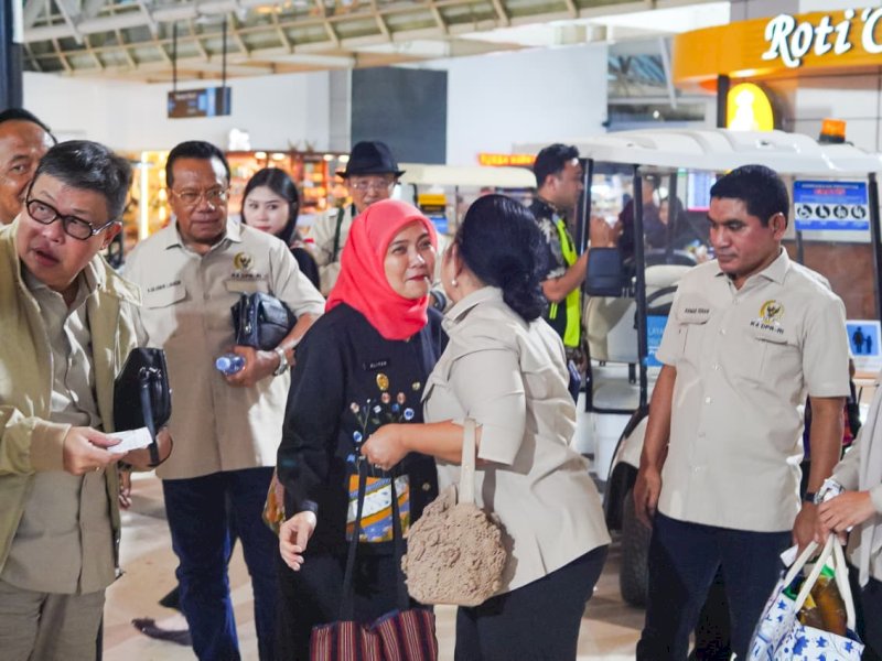 Wakil Wali Kota Makassar, Aliyah Mustika Ilham, menyambut kedatangan Ketua Komisi IV DPR RI, Siti Hediati Soeharto, bersama rombongan dalam rangka Kunjungan Kerja Panitia Kerja (Panja) Pengawasan Penyerapan Gabah dan Jagung di Provinsi Sulawesi Selatan, di Bandara Internasional Sultan Hasanuddin Makassar, Jumat (28/11/2025). @Jejakfakta/dok. Humas Pemkot Makassar