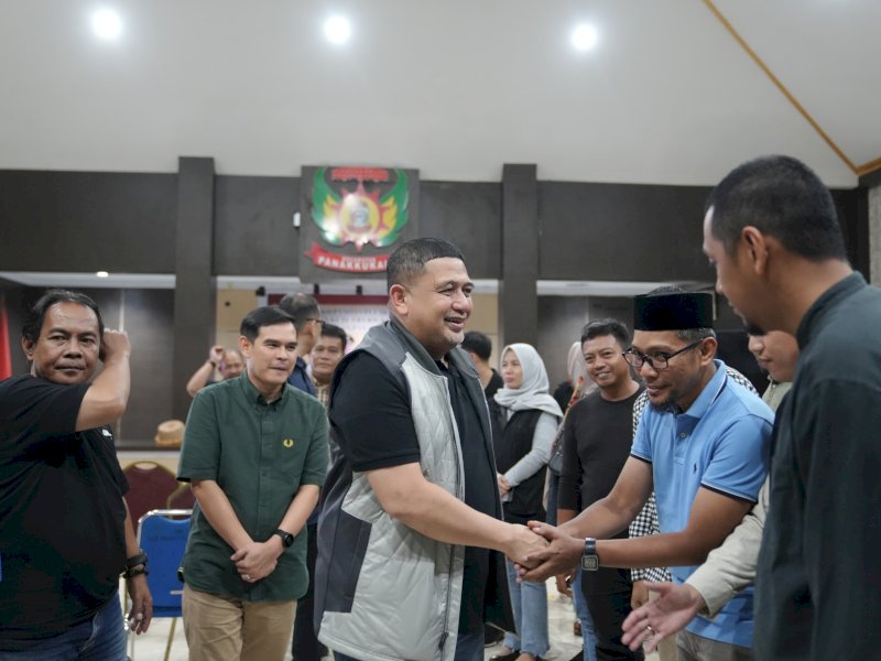 Wali Kota Makassar, Munafri Arifuddin, saat melakukan kunjungan pemantauan di Kantor Kecamatan Biringkanaya, Minggu (30/11/2025) malam sekitar pukul 21.40 WITA. @Jejakfakta/dok. Humas Pemkot Makassar