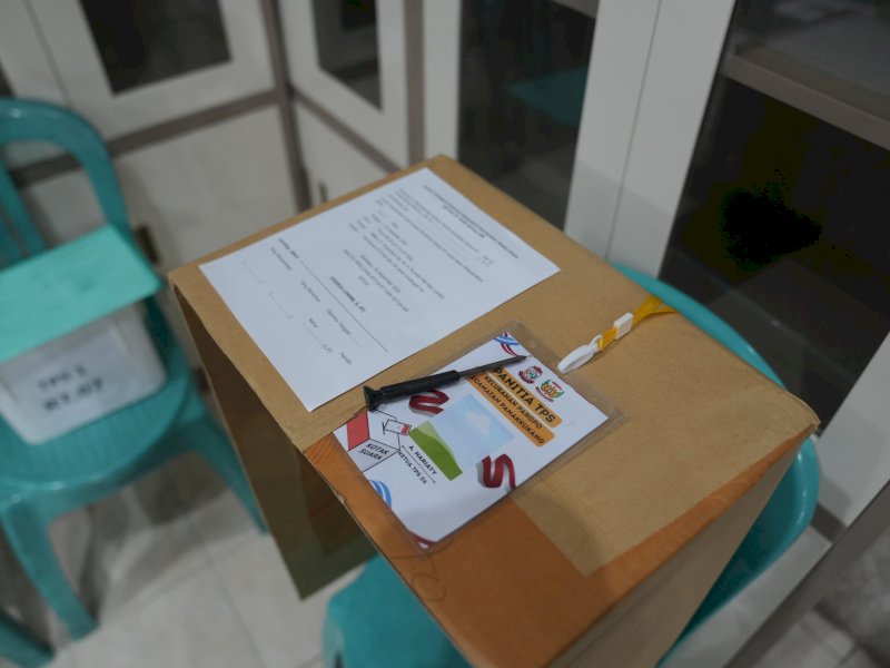 Persiapan teknis pemilihan RT/RW di Kecamatan Rappocini, Minggu (30/11/2025) malam sekitar pukul 22.45 WITA. @Jejakfakta/dok. Humas Pemkot Makassar