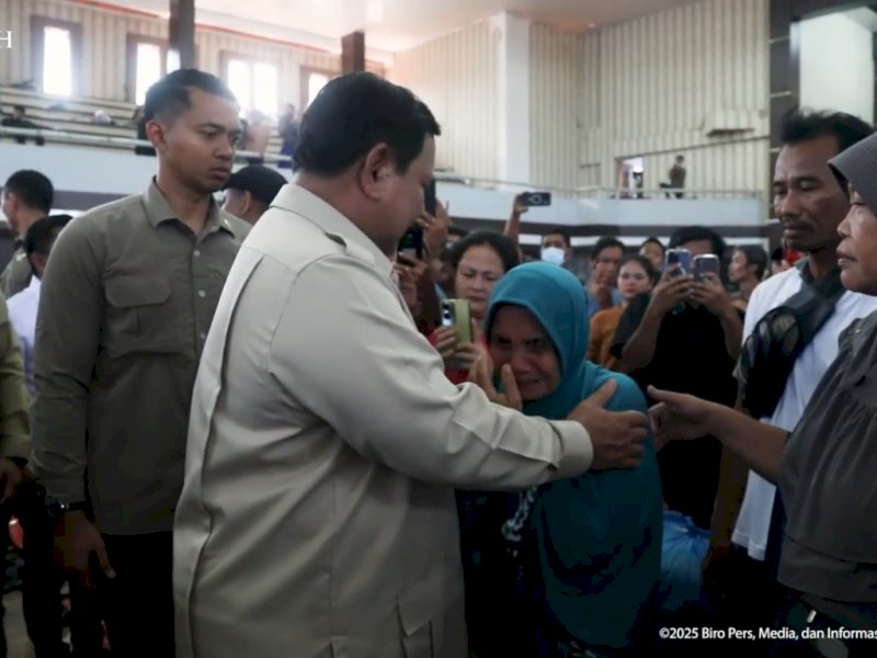 Presiden Prabowo berinteraksi langsung dengan korban banjir di Tapanuli Tengah, Sumatera Utara, Senin (1/12/2025). @jejakfaktacom/Istimewa