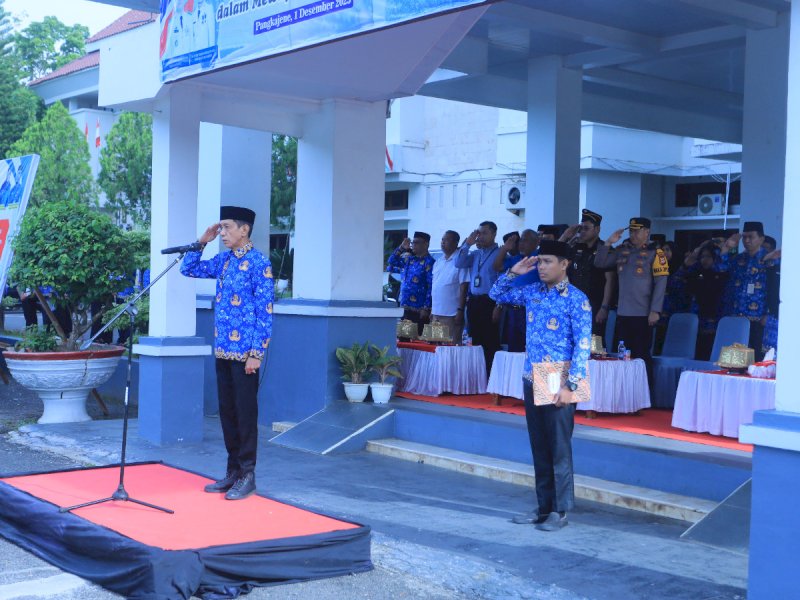 Wakil Bupati Pangkep Pimpin upacara peringatan Hari Ulang Tahun (HUT) ke-54 Korps Pegawai Republik Indonesia (KORPRI) di lingkungan Pemerintah Kabupaten Pangkep di Lapangan Upacara Kantor Sekretariat Daerah, Senin (1/12/2025). @jejakfaktacom/Humas Pemda Pangkep
