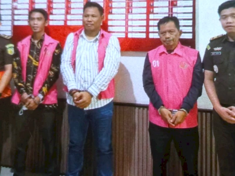 Kejaksaan Negeri Pangkep menahan tiga tersangka kasus dugaan korupsi dana hibah Komisi Pemilihan Umum (KPU) Pangkep Tahun Anggaran 2024, pada Senin malam (1/12/2025). @jejakfaktacom/Istimewa