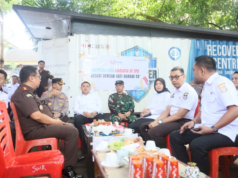 Wali Kota Makassar Munafri Arifuddin bersama Wakil Wali Kota Aliyah Mustika Ilham, didampingi jajaran Forkopimda, turun langsung menyapa warga di berbagai lokasi pemungutan suara Pemilihan RT, Rabu (3/12/2025). @Jejakfakta/dok. Humas Pemkot Makassar