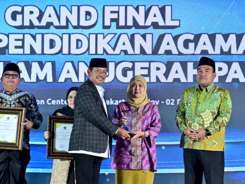 Wakil Wali Kota Makassar, Aliyah Mustika Ilham, saat menerima penghargaan Tanda Cinta Pendidikan Agama Islam (PAI) Terbaik II yang diberikan oleh Kementerian Agama Republik Indonesia, dalam acara yang digelar di Mercure Convention Center Ancol, Jakarta Utara, Selasa (2/12/2025). @Jejakfakta/dok. Humas Pemkot Makassar
