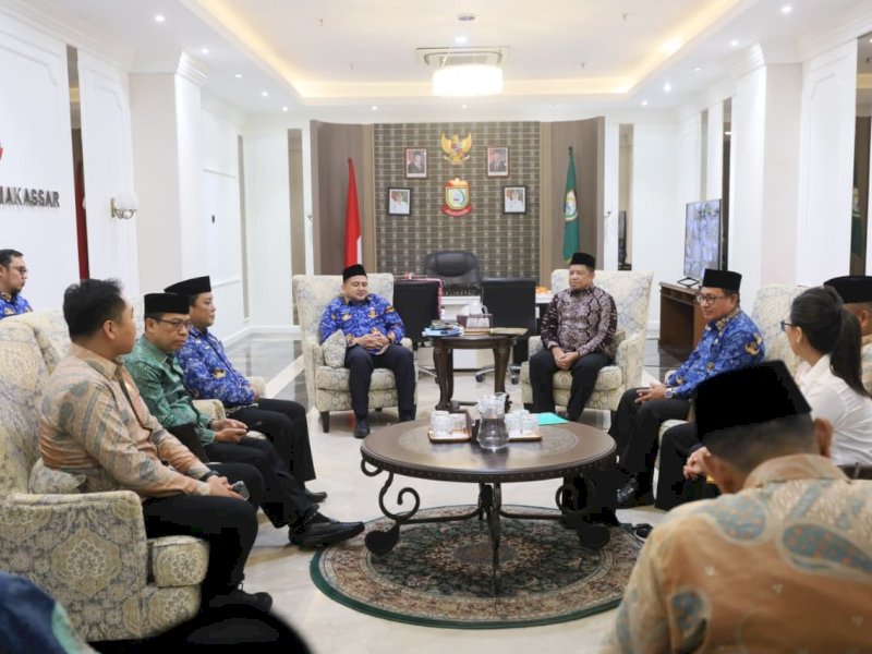 Wali Kota Makassar, Munafri Arifuddin, saat menerima audiensi jajaran FKUB Kota Makassar yang dipimpin Ketua FKUB, Prof. Arifuddin Ahmad, bersama perwakilan Konghucu, Buddha, Hindu, Protestan, MUI, Wahdah Islamiyah, serta Kepala Kantor Kementerian Agama Kota Makassar, di Balai Kota Makassar, Senin (1/12/2025). @Jejakfakta/dok. Humas Pemkot Makassar