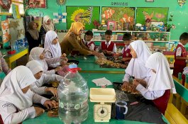 Peringati Hari Guru, Ribuan Siswa di Kota Makassar Olah Sampah Buah Jadi Eco Enzym