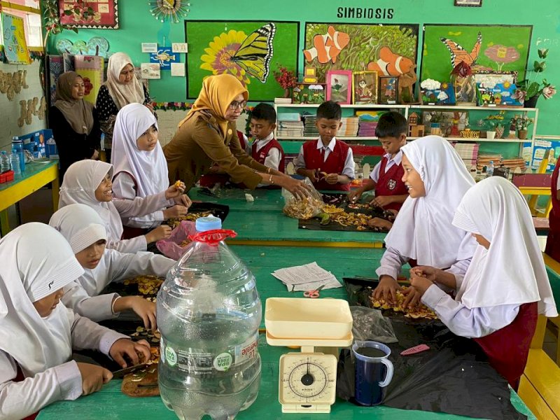 400 Sekolah Dasar Negeri dan Swasta se-Kota Makassar secara serentak melaksanakan kegiatan bertema &ldquo;Pembuatan 10.000 Liter Eco Enzym dari Sekolah untuk Makassar dan Gerakan Makan Buah Serentak&rdquo;, Selasa (2/12/2025). @Jejakfakta/dok. Humas Pemkot Makassar
