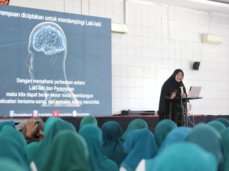 TP PKK Kota Makassar menghadirkan dr. Aisah Dahlan sebagai narasumber dalam Program Kajian Islam TP PKK Kota Makassar yang digelar di Masjid Agung 45 pada (2/12/2025). @Jejakfakta/dok. Humas Pemkot Makassar