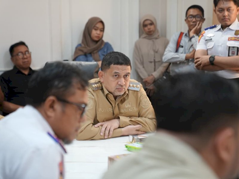 Wali Kota Makassar, Munafri Arifuddin, memimpin rapat koordinasi bersama jajaran perangkat daerah terkait untuk membahas langkah penyelesaian tata kelola sistem perparkiran di Kota Makassar, Selasa (2/12/2025). @Jejakfakta/dok. Humas Pemkot Makassar