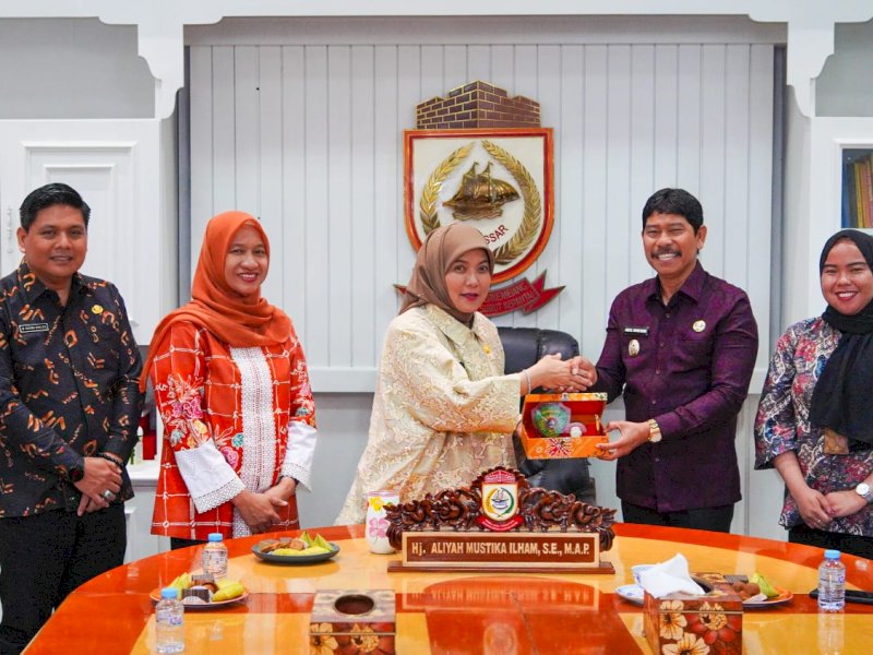 Wakil Wali Kota Makassar, Aliyah Mustika Ilham, menerima kunjungan kerja rombongan Pemerintah Kabupaten Penajam Paser Utara (PPU) di Balai Kota Makassar, Kamis (4/12/2025). @Jejakfakta/dok. Humas Pemkot Makassar