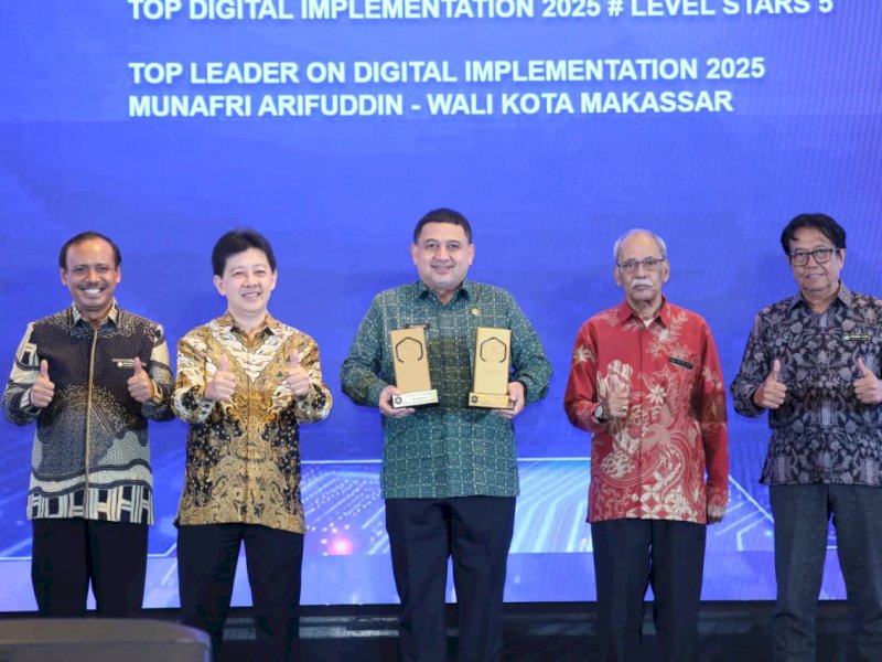 Wali Kota Makassar, Munafri Arifuddin, menerima Penghargaan Golden Trophy pada puncak acara TOP Digital Awards 2025, di Hotel Raffles, Ciputra World, Kuningan, Jakarta Selatan, Kamis (4/12/2025). @Jejakfakta/dok. Humas Pemkot Makassar