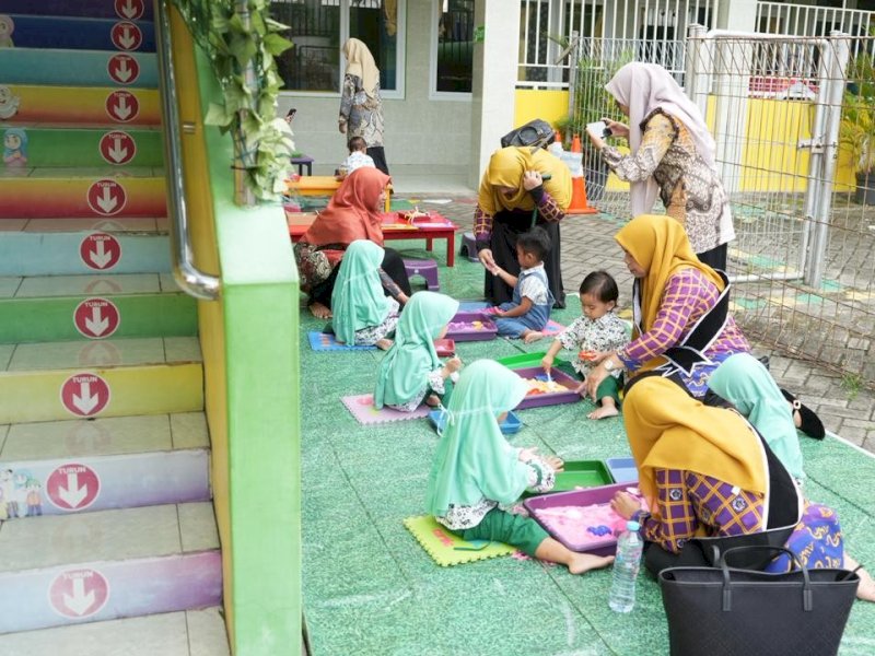  Ketua Pokja Bunda PAUD Kota Makassar bersama jajaran pengurus melakukan kunjungan kerja ke KB/TK Al Muslim Sidoarjo dalam rangka kegiatan Best Practice untuk penguatan layanan Pendidikan Anak Usia Dini (PAUD), Rabu (3/12/2025). @Jejakfakta/dok. Humas Pemkot Makassar