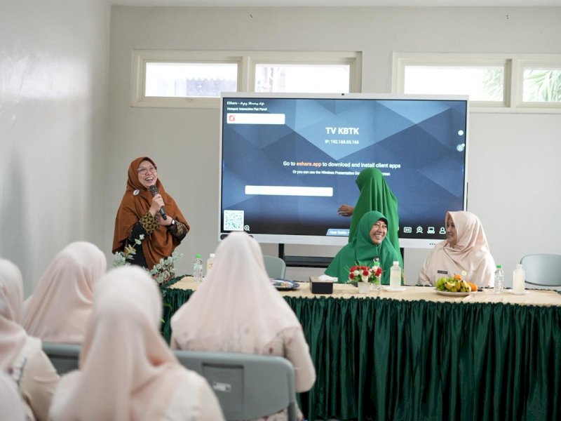 Ketua Pokja Bunda PAUD Kota Makassar, Titin Florentina, saat kunjungan studi tiru ke KB/TK Al Hikmah. @Jejakfakta/dok. Humas Pemkot Makassar
