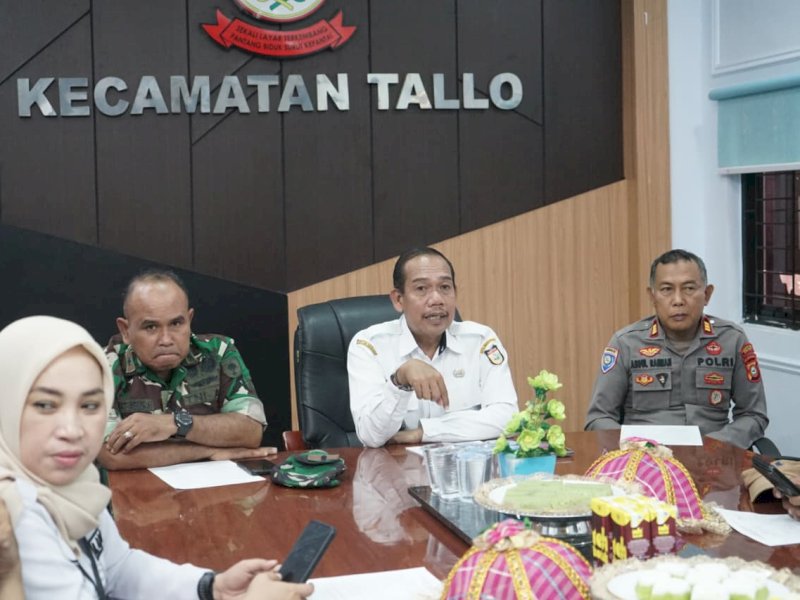 Camat Tallo, Ramli Lallo, saat memimpin rapat koordinasi  terkait tahapan pelaksanaan Pemilihan Ketua RT dan RW serentak Kota Makassar di Ruang Rapat Camat Tallo, Rabu (12/11/2025). @Jejakfakta/dok. Humas Kecamatan Tallo 