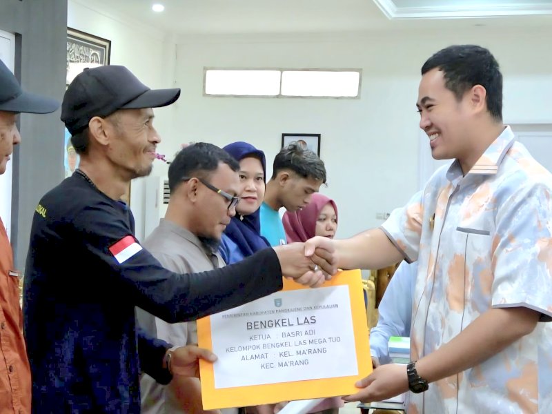 Penyerahan bantuan secara simbolis dilakukan oleh Bupati Pangkep Muhammad Yusran Lalogau di Aula Rumah Jabatan Bupati, Jumat (5/12/2025). @jejakfaktacom/Humas Pemda Pangkep