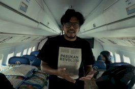 Tangan-tangan Penuh Kasih: Ferry Irwandi dan Masyarakat Salurkan 2,6 Ton Bantuan Awal untuk Korban Banjir