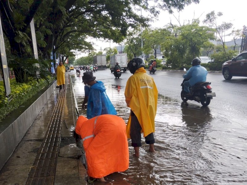 Dinas Pekerjaan Umum (DPU) menerjunkan tim drainase untuk melakukan penanganan darurat di dua titik rawan genangan, Jumat (5/12/2025). @Jejakfakta/dok. Humas Pemkot Makassar