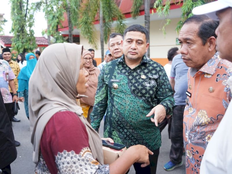 Camat Tallo, Ramli Lallo, mendampingi Wali Kota Makassar, Munafri Arifuddin, saat menggelar menggelar pertemuan terkait keamanan dan ketertiban masyarakat (kamtibmas) yang berlangsung di Aula SMK 5 Makassar, Kamis (20/112025). @Jejakfakta/dok. Humas Kecamatan Tallo