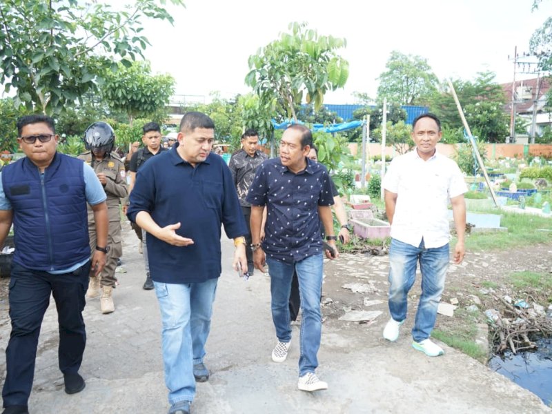 Camat Tallo, Ramli Lallo mendampingi Wali Kota Makassar, Munafri Arifuddin, meninjau lokasi kebakaran yang terjadi akibat bentrokan kelompok di Kelurahan Suangga, Kecamatan Tallo, Sabtu (22/11/2025). @Jejakfakta/Humas Kecamatan Tallo