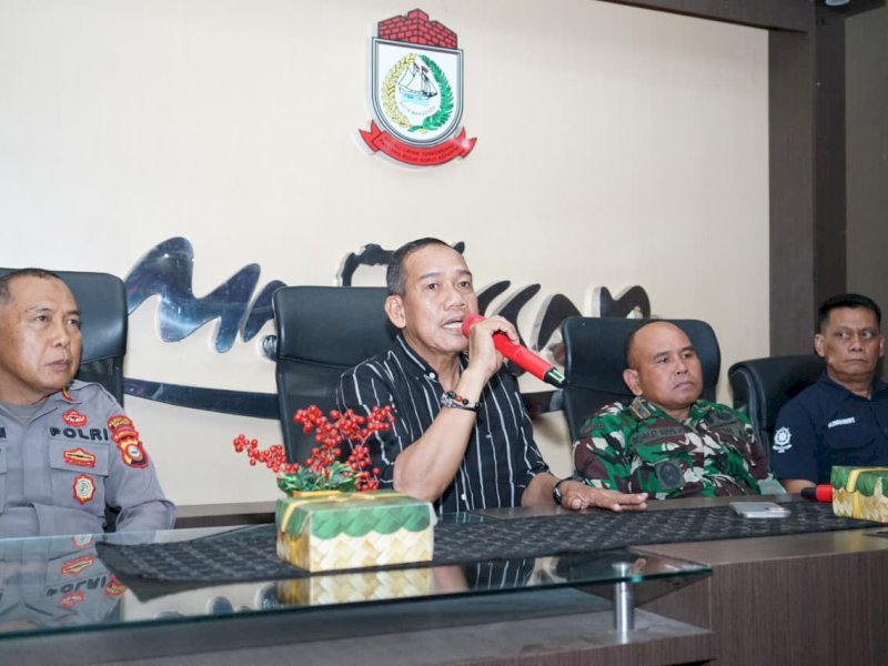 Camat Tallo, Ramli Lallo, memimpin rapat koordinasi bersama unsur Tripika di Aula Kantor Kecamatan Tallo, Jumat (28/11/2025). @Jejakfakta/dok. Humas Kecamatan Tallo