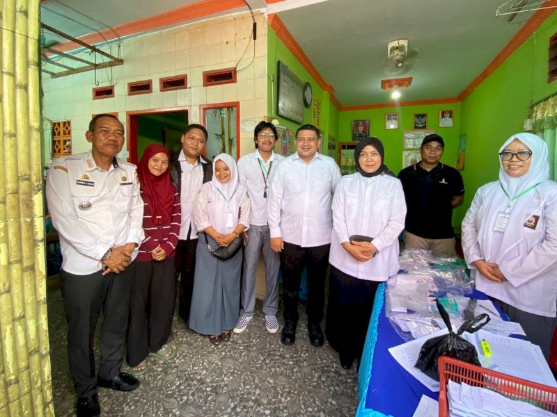 Wali Kota Makassar, Munafri Arifuddin, bersama Wakil Wali Kota Aliyah Mustika Ilham, meninjau Tempat Pemungutan Suara (TPS) Pemilihan Ketua RT di RW 005, Jalan Ir. Juanda 1, Kelurahan Wala-Walaya, Rabu (3/12/2025). Dalam kunjungan tersebut, rombongan turut didampingi Camat Tallo, Ramli Lallo. @Jejakfakta/dok. Humas Kecamatan Tallo