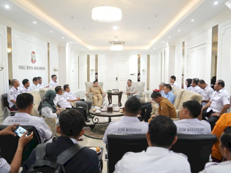 Wali Kota Makassar, Munafri Arifuddin, menerima silaturahmi Pengurus Komite Olahraga Nasional Indonesia (KONI) tingkat kecamatan se-Kota Makassar di Balai Kota, Minggu (8/12/2025). @Jejakfakta/dok. Humas Pemkot Makassar