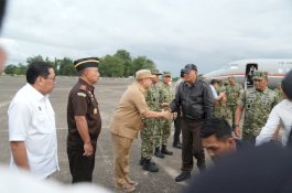 Wali Kota Makassar Jemput Langsung Menhan Sjafrie Sjamsoeddin di Lanud Sultan Hasanuddin
