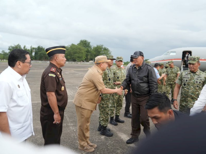 Wali Kota Makassar, Munafri Arifuddin, menjemput langsung Menteri Pertahanan Republik Indonesia (Menhan RI), Letjen TNI (Purn.) Sjafrie Sjamsoeddin, dan Wakil Panglima TNI Jenderal Tandyo Budi Revita, di Base Ops Lanud Sultan Hasanuddin, Senin (8/12/2025). @Jejakfakta/dok. Humas Pemkot Makassar