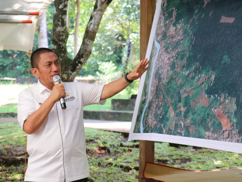 Bupati Luwu Timur, Irwan Bachri Syam, saat menerima kunjungan peninjauan awal lokasi rencana pembangunan sekolah unggulan di Kawasan Hutan Dengan Tujuan Khusus (KHDTK), Desa Puncak Indah, Kecamatan Malili, Sabtu (01/11/2025). @Jejakfakta/dok. ikp-humas/kominfo-sp