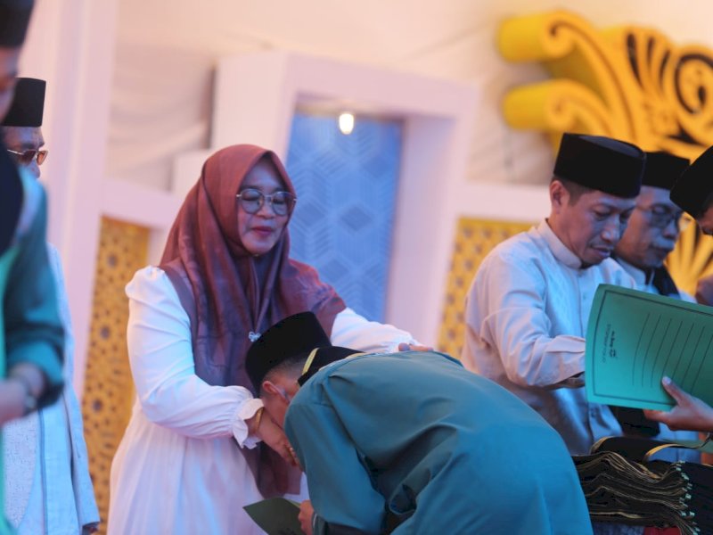 Wakil Bupati Luwu Timur, Hj. Puspawati Husler didampingi Asisten Perekonomian dan Pembangunan, Masdin, AP. menghadiri acara Peringatan Haul ke-5 Almarhum Dr. (HC). KH. Abdul Aziz Rajmal, M.HI, pendiri Pondok Pesantren Nurul Junaidiyah Lauwo, di halaman pesantren, Desa Lauwo, Kecamatan Burau, Ahad (2/11/2025). @Jejakfakta/dok. ikp-humas/kominfo-sp