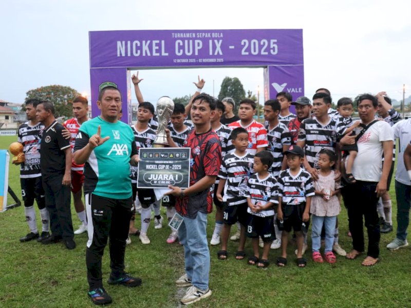 Bupati Luwu Timur, Irwan Bachri Syam, saat memberikan hadiah Turnamen sepakbola Nickel Cup IX Tahun 2025 di Lapangan Persesos Sorowako, Kecamatan Nuha, Ahad (2/11/2025). @Jejakfakta/dok. ikp-humas/kominfo-sp