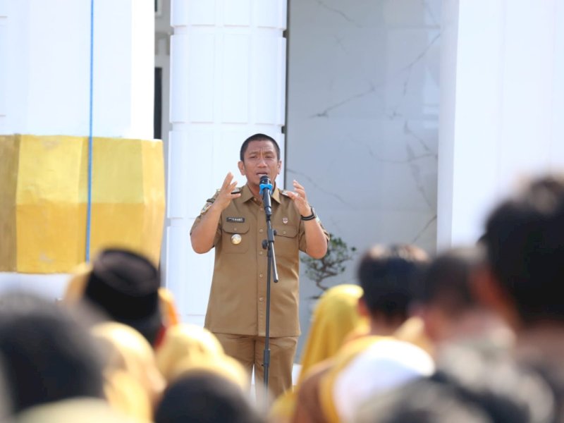 Bupati Luwu Timur, Irwan Bachri Syam, saat memimpin apel pagi di Halaman Kantor Bupati Luwu Timur, Senin (03/11/2025). @Jejakfakta/dok. ikp-humas/kominfo-sp