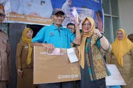 Serahkan Kartu Lansia, Wabup Puspawati Harap Jadi Berkah untuk Para Orang Tua