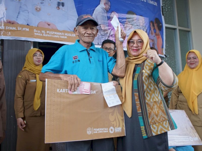 Wakil Bupati Luwu Timur, Hj. Puspawati Husler menyerahkan secara langsung kartu lansia di Aula Kantor Camat Towuti, Senin (03/11/2025). @Jejakfakta/dok. ikp-humas/kominfo-sp
