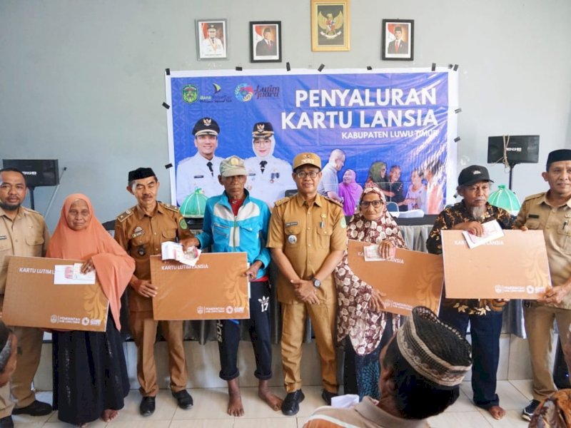 Penyaluran kartu lansia yang dilaksanakan di Aula Kantor Desa Libukan Mandiri pada Senin (03/11/2025). @Jejakfakta/dok. ikp-humas/kominfo-sp