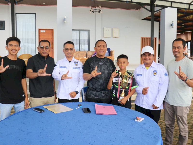 Muhammad Hilal (11), rider cilik berbakat asal Sorowako, Kecamatan Nuha, sukses meraih Juara 1 Nasional Kelas Beginner Region D saat bertemu Bupati Luwu Timur, Irwan Bachri Syam, di kediamannya, Malili, Kamis (6/11/2025). @Jejakfakta/dok. Istimewa