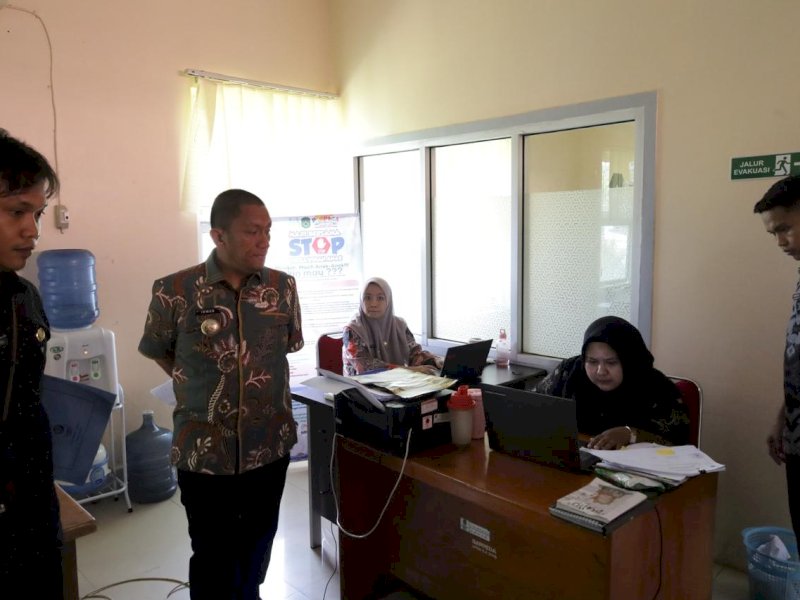 Bupati Luwu Timur, Irwan Bachri Syam, melakukan inspeksi mendadak (sidak) ke Kantor Badan Perencanaan Pembangunan dan Riset Daerah (Bapperida), Kamis (6/11/2025). @Jejakfakta/dok. ikp-humas/kominfo-sp